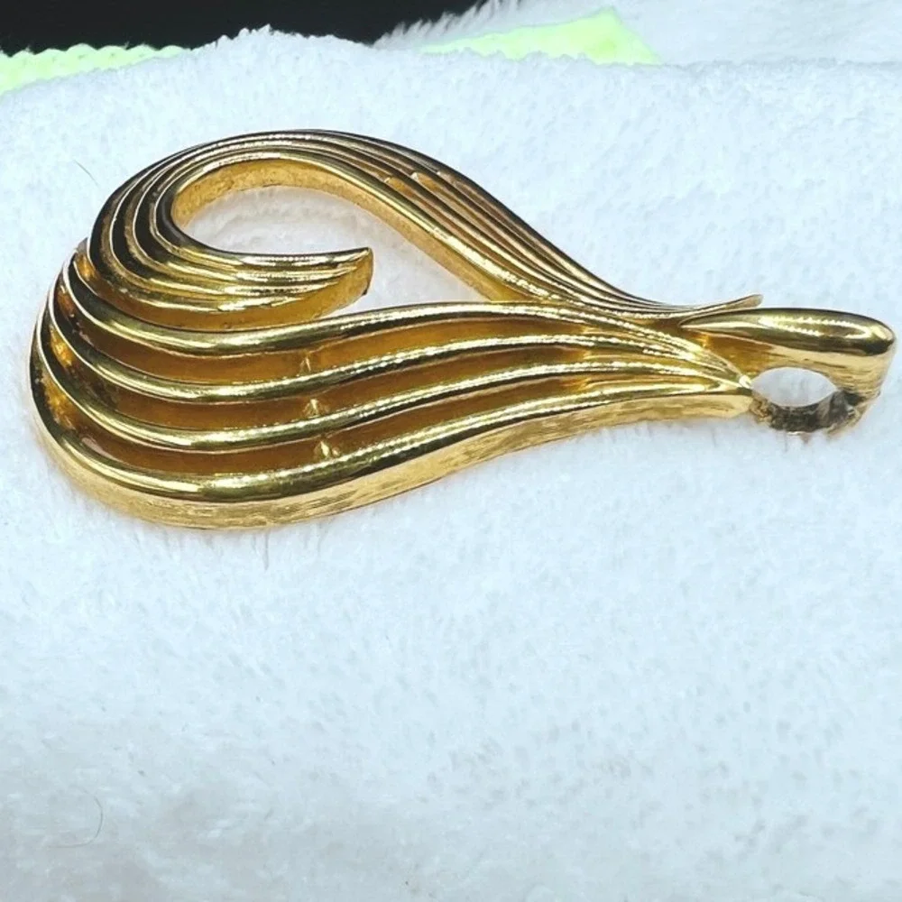 Vintage Trifari Pendant Teardrop Swoop Gold‎ Tone 2.25 X 1.5